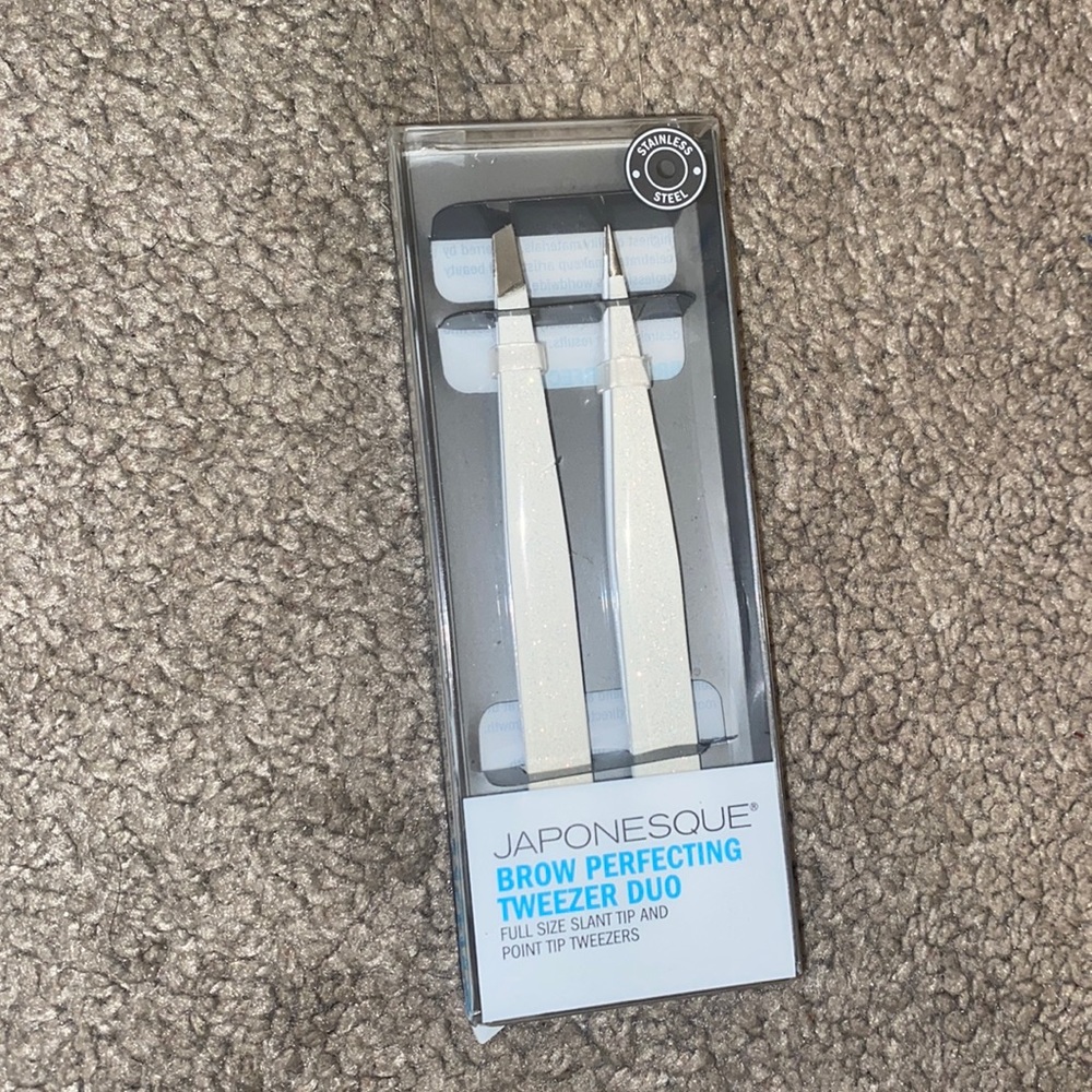 eyebrow tweezers